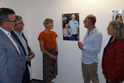 Bei der Literaturpflaster-Ausstellungs-Eröffnung in der Sparkasse Wittgenstein konnten Patrica Wohlgemuth und Markus Kirchgessner den Wittgensteiner Besuchern Bernd Fuhrmann (links), Axel Theuer (Zweiter von links) und Rikarde Riedesel (rechts) die Liebesgeschichte hinter diesem Foto erläutern. (Foto: Jens Gesper)