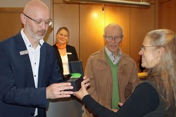 Kai Wunderlich, Vorstand der Volksbank Wittgenstein, erhielt einen der beliebten Literaturpflastersteine aus den Händen von Rikarde Riedesel, Hauptorganisatorin der traditionsreichen Berleburger Veranstaltungsreihe. (Foto: Jens Gesper)