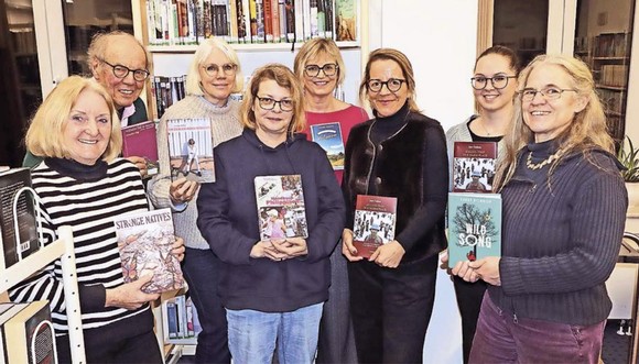 Das Team des Literaturpflaster zieht eine positive Bilanz und präsentiert begeistert die neuen Bücher der Stadtbücherei. Von links nach rechts: Ulla Belz, Otto Marburger, Christiane Biechele, Tabea Bender, Bettina Born, Jenny Henk, Leonie Reis, Rikarde Riedesel. (Foto: Stadt Bad Berleburg / Literaturpflaster)