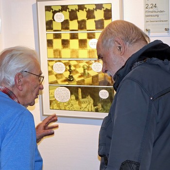 Nach der Ausstellungseröffnung in der Volksback Wittgenstein flanierten die Besucherinnen und Besucher durch Eschers unmöglich Welten – und kamen dabei ins Gespräch und ins Nachdenken. (Foto: Jens Gesper)