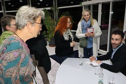 Ganz unkompliziert kamen Besucherinnen und Besucher des Berleburger Literaturpflasters auch nach der Lesung noch mit Maurizio Fiorino ins Gespräch. (Foto: Jens Gesper)