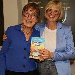 Bestseller-Autorin Gisa Pauly (links) und Bettina Born aus dem Literaturpflaster-Team ergänzten sich bei der Lesung nicht nur in den Blautönen ihrer Kleidung. (Foto: Jens Gesper)