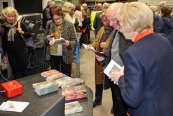 Alle Werke der sechs italienischen Schriftstellerinnen, die seit Mitte August unter der Überschrift „Perlen“ erstmals auf Deutsch erhältlich sind, gab es auch im Bildungszentrum Wittgenstein am Büchertisch der Berleburger Buchhandlung MankelMuth. (Foto: Jens Gesper)