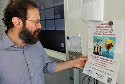 Gabriele Clima nahm in der Berleburger Ludwig-zu-Sayn-Wittgenstein-Schule eines der Plakate wahr, mit dem Werbung für seine Lesungen gemacht wurde. (Foto: Jens Gesper)