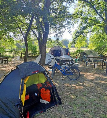 Meistens übernachtet Hegemann auf ihrer Tour in ihrem Zelt auf Campingplätzen. In mehreren Radtaschen transportiert sie das Gepäck. (Foto: privat)