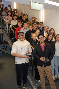 Viele Jugendliche aus den Graphic-Novel-Workshops für die Berleburger Realschule und das Johannes-Althusius-Gymnasium kamen zu der Eröffnung der Ausstellung mit Werken von Jerico Marte und Paolo Herras.