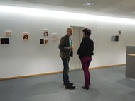 Vernissage zur Ausstellung ‚Repeat‘ von Mia Saharla, Publikum in der Ausstellung; Foto: Rikarde Riedesel
