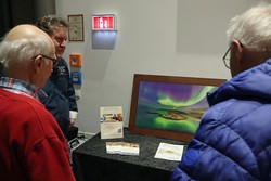 Der Fotograf Reiner Harscher druckt seine Bilder auch auf wetterfesten Corten-Stahl. Interessiert nahmen das die Besucherinnen und Besucher im Berleburger Bürgerhaus in Augenschein. (Foto: Jens Gesper)