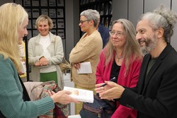 Gern signierte Gianni Solla nach der Lesung seine Romane und kam dabei auf dem Literaturpflaster auch mich den Besucherinnen und Besuchern noch ins Gespräch. (Foto: Jens Gesper)