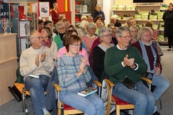 Die 120 Zuhörerinnen und Zuhörer dankten der italienischen Schriftstellerin Maddalena Vaglio Tanet nach ihrer Lesung auf dem Berleburger Literaturpflaster mit langanhaltendem Applaus. (Foto: Jens Gesper)