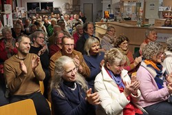 Die 120 Zuhörerinnen und Zuhörer dankten der italienischen Schriftstellerin Maddalena Vaglio Tanet nach ihrer Lesung auf dem Berleburger Literaturpflaster mit langanhaltendem Applaus. (Foto: Jens Gesper)