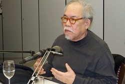 Jose Dalisay erklärte den 60 Zuhörenden, weshalb er sich mit dem Marcos-Regime arrangieren musste: „Ich wollte kämpfen, aber ich wollte auch überleben.“ Eine Dilemma-Situation, in die Menschen immer wieder und überall in unfreien Gesellschaften geraten.