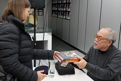 Nach der Literaturpflaster-Lesung bestand wie gewohnt die Möglichkeit, sich von dem weitgereisten Schriftsteller, diesmal Jose Dalisay, seine Werke signieren zu lassen.