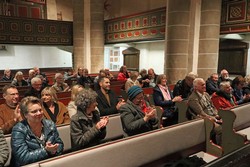 Die Besucherinnen und Besucher in der Raumländer Kirche gaben ihr Feedback unaufgefordert - und applaudierten am Reformationstag nach dem Literaturpflaster-Vortrag über Luthers Rom-Reise. (Foto: Jens Gesper)