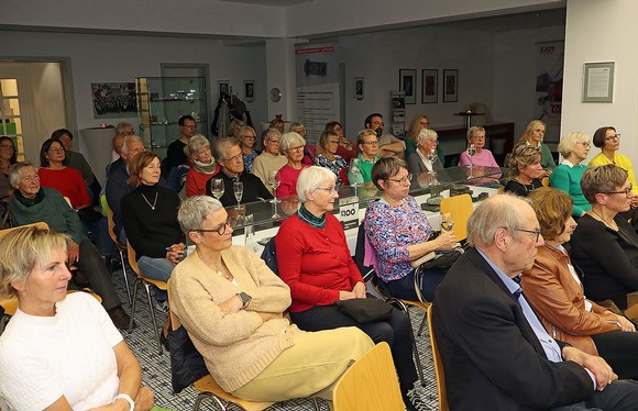 Rund 60 Menschen lauschten jetzt gebannt bei der Lesung im Foyer der EJOT-Holding. Gianni Solla und das Literaturpflaster-Team nahmen die Zuhörenden mit in das faschistische Italien der 1940er Jahre und in die Nachkriegszeit. (Foto: Jens Gesper)