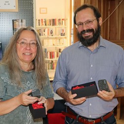 Übersetzerin Barbara Neeb und Schriftsteller Gabriele Clima nahmen sehr gern die Berleburger Literaturpflastersteine entgegen. (Foto: Jens Gesper)