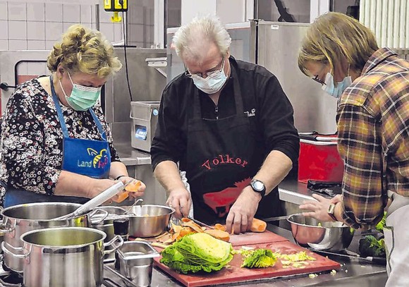Die Teilnehmer des Kochkurses, der jährlich im Rahmen des Literaturpflasters angeboten wird, hatten an der Zubereitung der kanadischen Speisen viel Freude. (SZ-Foto: wisi)