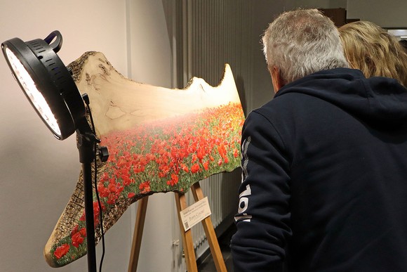 Der Fotograf Reiner Harscher druckt seine Bilder auch auf wetterfesten Corten-Stahl. Interessiert nahmen das die Besucherinnen und Besucher im Berleburger Bürgerhaus in Augenschein. (Foto: Jens Gesper)