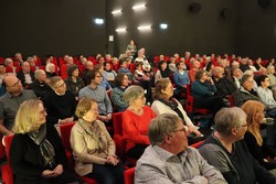 120 Zuhörende in einem komplett ausverkauften Kinosaal des Neuen Capitols in Bad Berleburg lauschten aufmerksam...