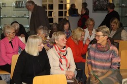 Nach der Lesung noch ein wenig plaudern über das Gehörte oder über Gott und die Welt, auch das gehört zu vielen der Literaturpflaster-Veranstaltungen.