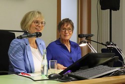 Bestseller-Autorin Gisa Pauly (rechts) und Bettina Born aus dem Literaturpflaster-Team ergänzten sich bei der Lesung nicht nur in den Blautönen ihrer Kleidung. (Foto: Jens Gesper)