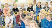 Die Dritt- und Viertklässler der Elsoffer Grundschule haben offene Ohren für die Geschichte. (WP-Foto: Ute Schlapbach)