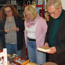 Der Büchertisch der Firma MankelMuth bot nicht nur die Romane der aktuellen Literaturpflaster-Lesungen an, sondern auch weitere Werke von den Philippinen oder über das Land.