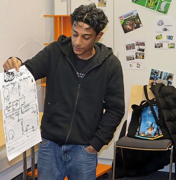 Alle Schüler stellten nach den sechs Graphic-Novel-Workshops ihre Arbeiten vor, ganz interessiert hörte auch Paolo Herras zu - und schaute genau hin. (Foto: Jens Gesper)