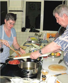 Die Teilnehmer des Kochkurses 'Argentinien' waren mit Spaß in der Berufsschulküche dabei. (SZ-Foto: lalü)