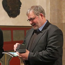 ... und Gemeindepfarrer Dr. Dirk Spornhauer in der Raumländer Kirche jeweils einen der beliebten Berleburger Literaturpflastersteine. (Fotos: Jens Gesper)