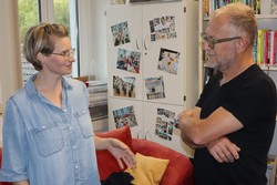 Lehrerin Anne Warratz-Ermert freute sich, dass im Rahmen des Literaturpflasters ihr Oberstufen-Kunst-Kurs vom Johannes-Althusius-Gymnasium die Chance hatte, einen Workshop mit Markus Kirchgessner zu besuchen. (Foto: Jens Gesper)