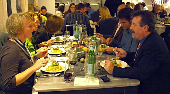 Im Hotel-Restaurant 'Alte Schule' fand am Freitagabend der schon traditionelle Spezialitätenabend im Rahmen des Berleburger Literaturpflasters statt. Diesmal gab es neuseeländische Leckereien. (SZ-Foto: Guido Schneider)