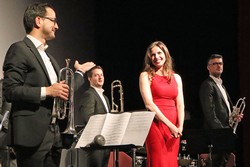 Nach dem Konzert nahmen die Musiker des Blechbläserquintetts „philSW5“, die Sängerin Jana Marie Gropp und Schlagezeuger Seungbum Kang die stehenden Ovationen des Publikums gern entgegen. (Foto: Jens Gesper)