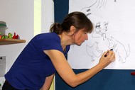 Kindergarten-Lesung: 'Der Hühnerdieb' von Béatrice Rodriguez: Béatrice Rodriguez zeichnet Huhn und Fuchs im Kindergarten Zwergenland, Foto: Jens Gesper