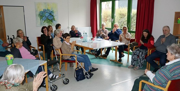 Rund zwei Dutzend Zuhörerinnen und Zuhörer ließen sich beim Auftakt des 31. Bad Berleburger Literaturpflasters von Märchenerzählerin Katja Heinzelmann aus Bad Laasphe (r.) im Altenzentrum 'Haus am Sähling' mit nach Italien nehmen. (Foto: Jens Gesper)