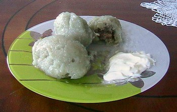 Cepelinai (litauisch für 'Zeppeline') oder Didžkukuliai ('große Klöße') sind mit Hackfleisch oder Quark gefüllte Kartoffelklöße aus Litauen und gehören dort zu den Nationalgerichten. Sie werden traditionell an Feiertagen und in der Zeit der Kartoffelernte gegessen. (Foto: Wikipedia)