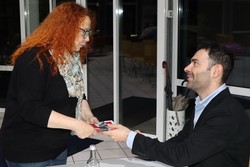 Gern signierte Maurizio Fiorino für die Besucherinnen und Besucher des Berleburger Literaturpflasters seinen Roman „K.O.“. (Foto: Jens Gesper)