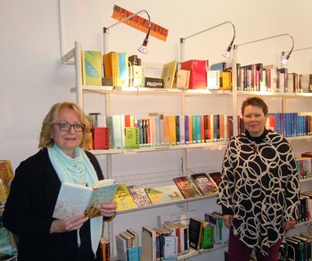 Monika Schröder von der Buchhandlung Mankel-Muth freute sich, der Büchereileiterin Gabriele Klotz (l.) die neuesten Literaturpflaster-Bücher mit persönlichen Widmungen der Autoren überreichen zu können. (Foto: Stadt Bad Berleburg)